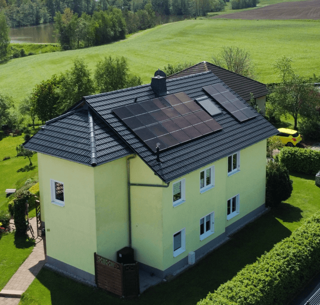 Hausdach mit einer modernen Photovoltaikanlage